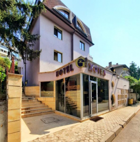 Family Art Hotel Gallery